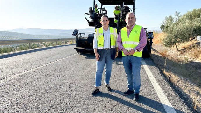 Carmen Granados, durante su visita a las obras en la A-305, acompañada por el alcalde de Valenzuela, Antonio Pedregosa.