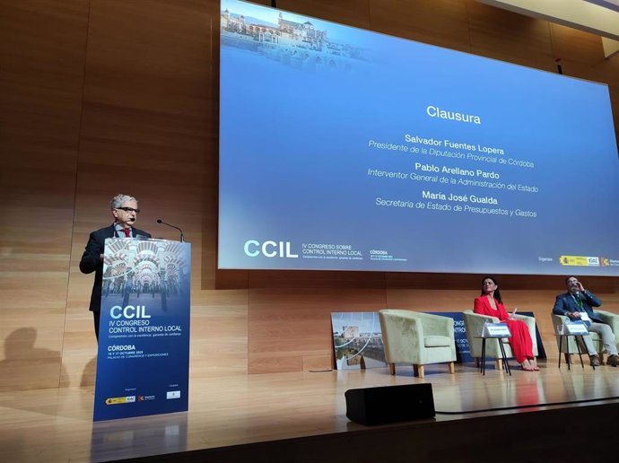 El presidente de la Diputación, Salvador Fuentes, interviene en la clausura del IV Congreso de Control Interno Local.