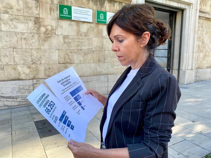 La parlamentaria andaluza del PSOE María Ángeles Prieto ante la sede de la Junta en Granada