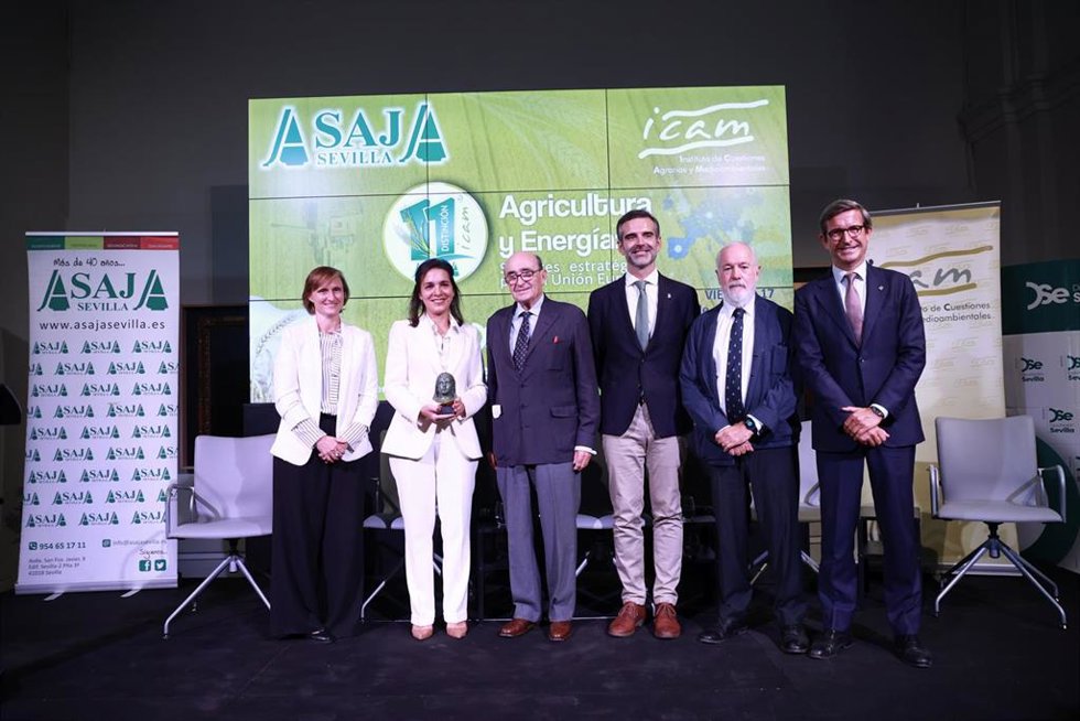 Foto de familia con la premiada Cristina Lobillo.