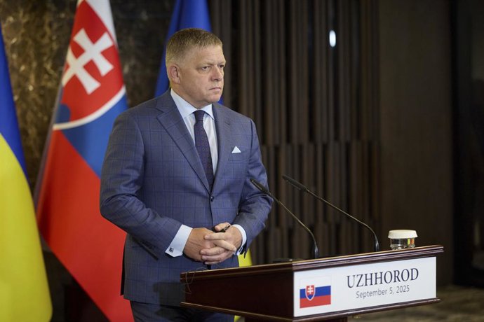 Archivo - September 5, 2025, Uzhhorod, Zakarpattia Oblast, Ukraine: Slovak Prime Minister Robert Fico, listens to a question during a joint press conference hosted by Ukrainian President Volodymyr Zelenskyy at the Derenivska Spa, September 5, 2025 in Uzhh