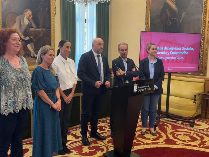 El concejal de Servicios Sociales, Vivienda y Cooperación de Gijón, Guzmán Pendás (en el centro), presenta los presupuestos de su Concejalía para 2026.