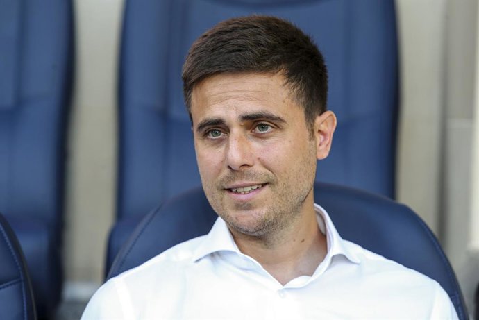 Alessio Lisci, head coach of CA Osasuna, looks on during the Spanish league, LaLiga EA Sports, football match played between Villarreal CF and CA Osasuna at La Ceramica stadium on September 20, 2025, in Villarreal, Spain.