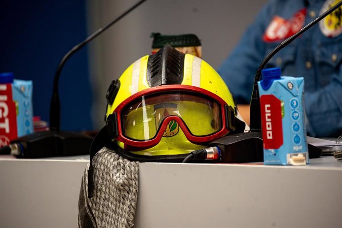 Un casco de bomberos forestales durante una rueda de prensa de bomberos y agentes forestales y medioambientales, en la sede confederal de CCOO, a 18 de septiembre de 2025, en Madrid (España). 