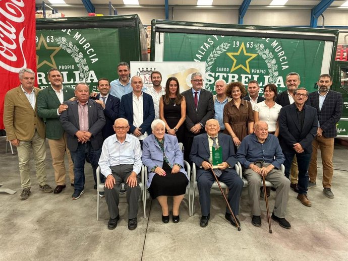 La delegada de la Junta en Almería, Aránzazu Martín, junto a delegados territoriales y la familia Iglesias durante el acto del LXX aniversario de La Filabresa en Serón.