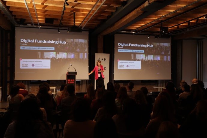 Glòria Oliver, presidenta de la AEFr durante el Digital Fundraising Hub 2025