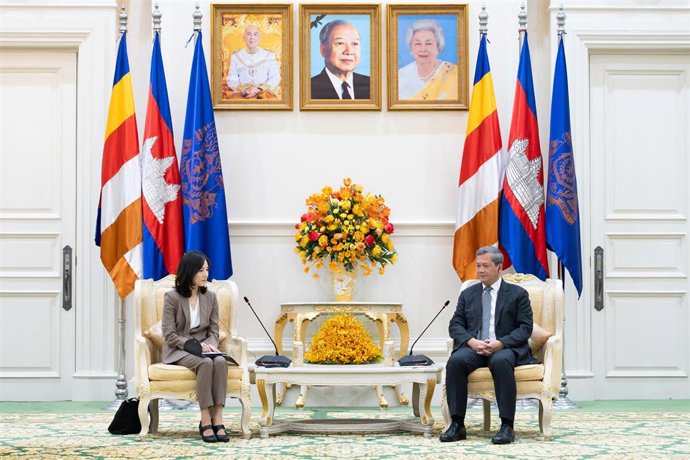 El primer ministro de Camboya Hun Manet con la viceministra de Exteriores de Corea del Sur Kim Jina