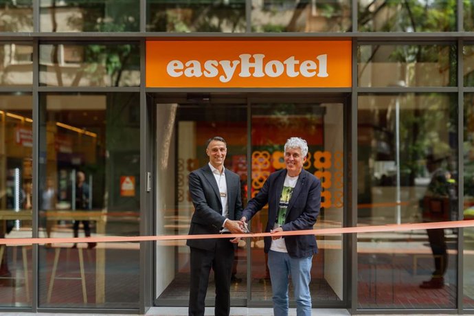 El CEO de easyHotel, Karim Malak, y el comisionado para la Gestión del Turismo Sostenible del Ayuntamiento de Barcelona, José Antonio Donaire, durante el acto de inauguración del nuevo hotel en Barcelona.