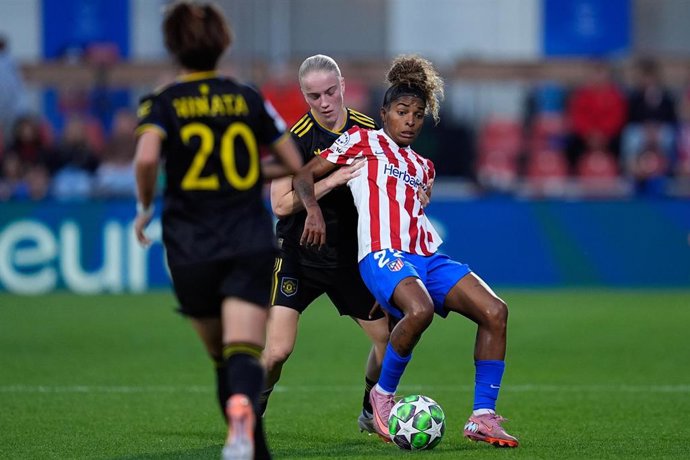 Luany protege el balón durante el Atléico de Madrid-Manchester United de la Liga de Campeones Femenina 25-26