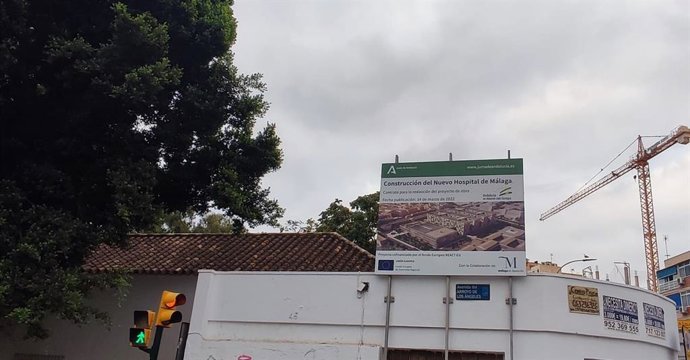 Archivo - Imagen de archivo del cartel de las obras del nuevo hospital de Málaga.