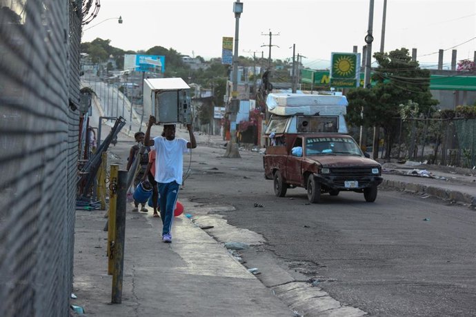 Archivo - Vehículos y peatones en una calle de Puerto Príncipe, Haití