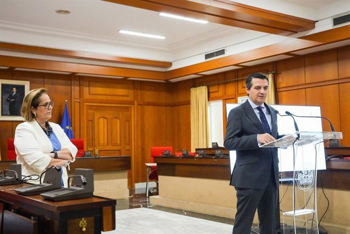 El alcalde de Córdoba, José María Bellido, y la delegada de Hacienda, Blanca Torrent, presentan el Anteproyecto de Presupuestos 2026.