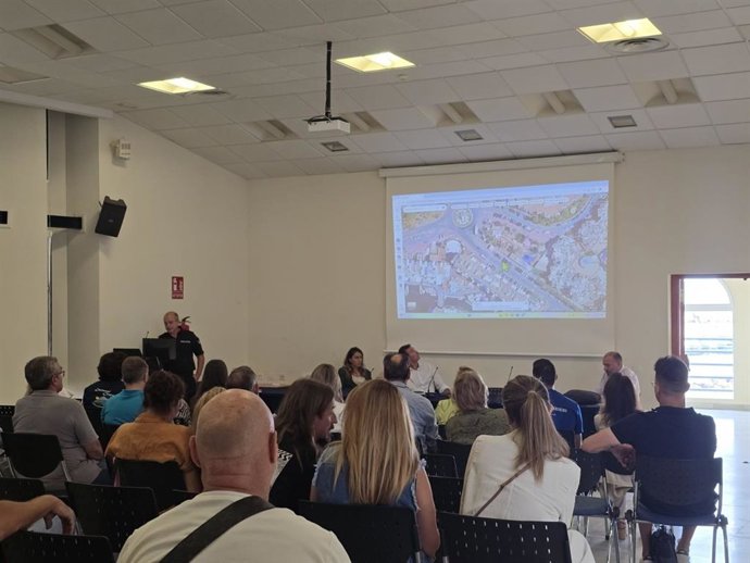 El Ayuntamiento de Benalmádena acuerda con empresarios y vecinos del Puerto avanzar hacia la peatonalización definitiva de la zona.