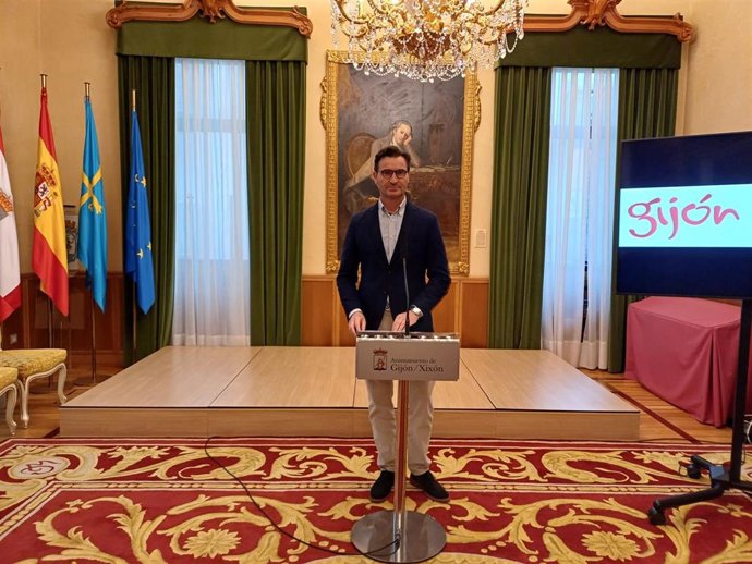 Archivo - El concejal de Relaciones Institucionales y Juventud del Ayuntamiento de Gijón, Jorge González-Palacios, en rueda de prensa en el Consistorio gijonés. (Archivo)