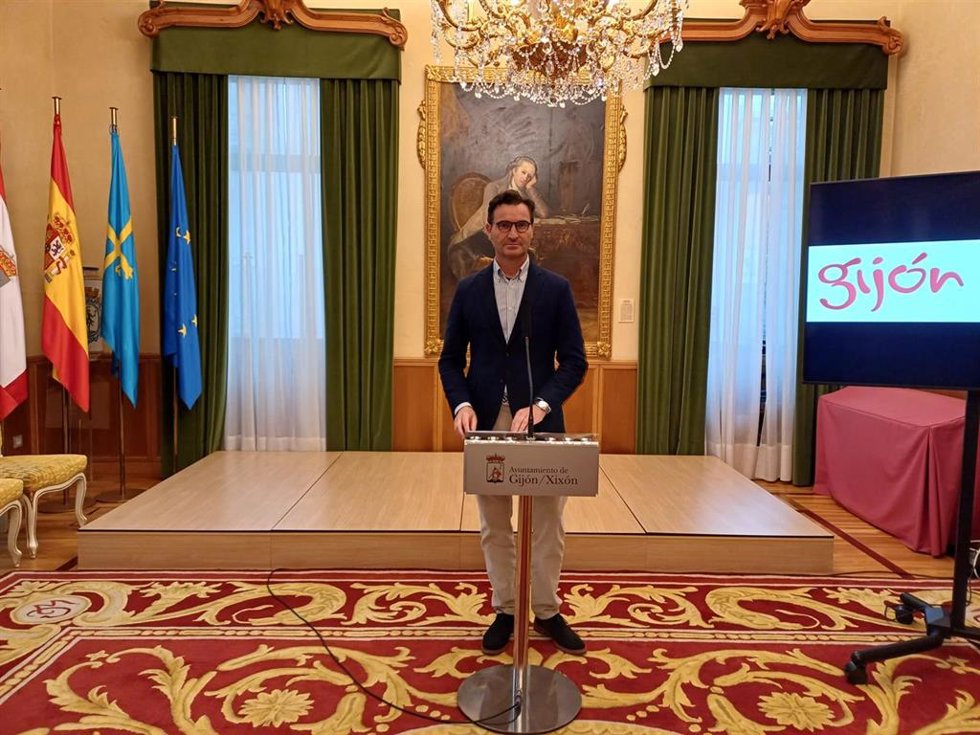 Archivo - El concejal de Relaciones Institucionales y Juventud del Ayuntamiento de Gijón, Jorge González-Palacios, en rueda de prensa en el Consistorio gijonés. (Archivo)