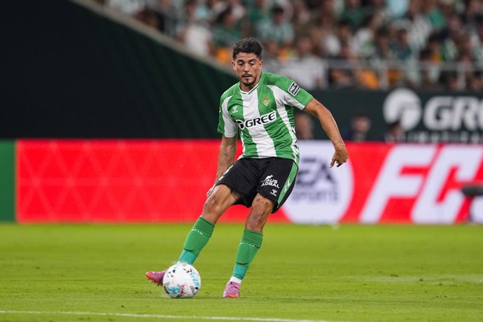 Archivo - Pablo Fornals of Real Betis in action during the Spanish league, LaLiga EA Sports, football match played between Real Betis and Deportivo Alaves at La Cartuja stadium on August 22, 2025, in Sevilla, Spain.