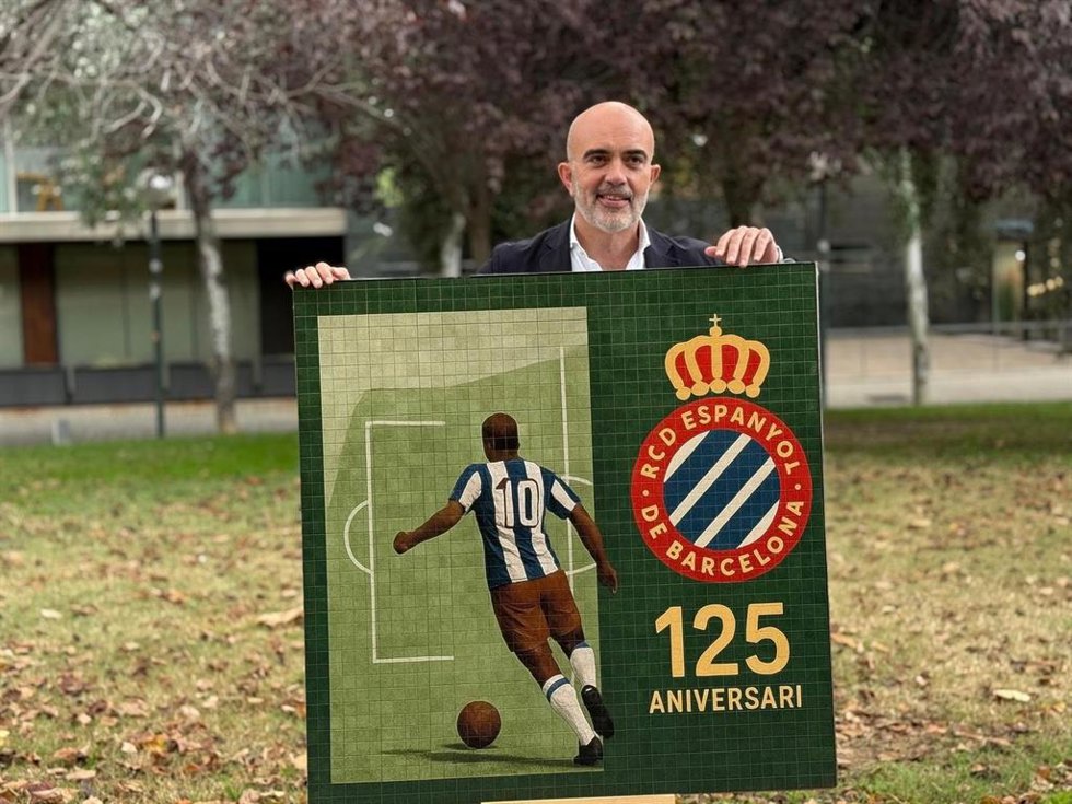 Sirera junto al mosaico