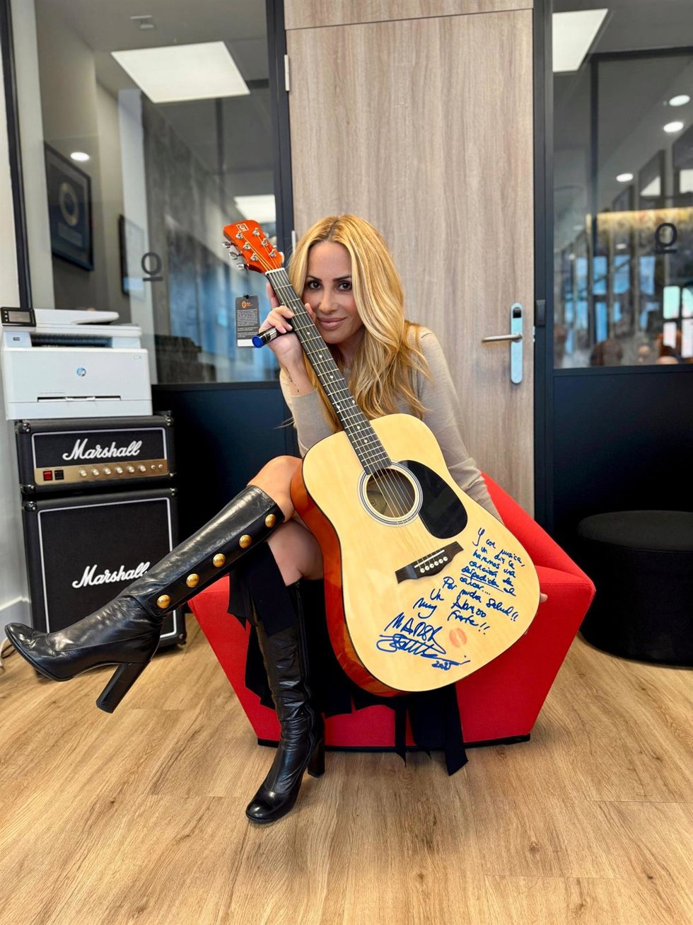 Hard Rock Hotel Madrid lanza una subasta solidaria de guitarras firmadas por artistas para investigar contra el cáncer