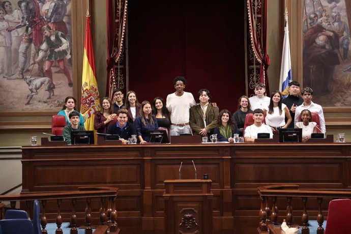 Jóvenes de Lanzarote y La Graciosa, en un Pleno en el Parlamento de Canarias con el proyecto 'Qué isla deseamos'