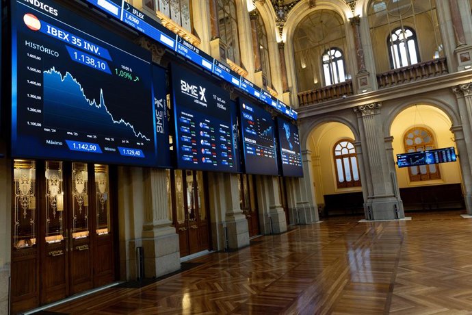 Un panel informativo en el Palacio de la Bolsa de Madrid, a 17 de octubre de 2025, en Madrid (España).