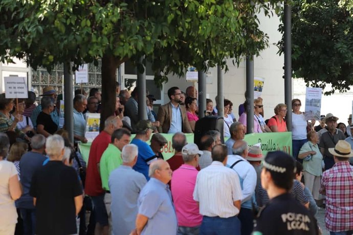 Concentración de los vecinos de Villarrubia para reclamar la construcción del prometido nuevo centro de salud.