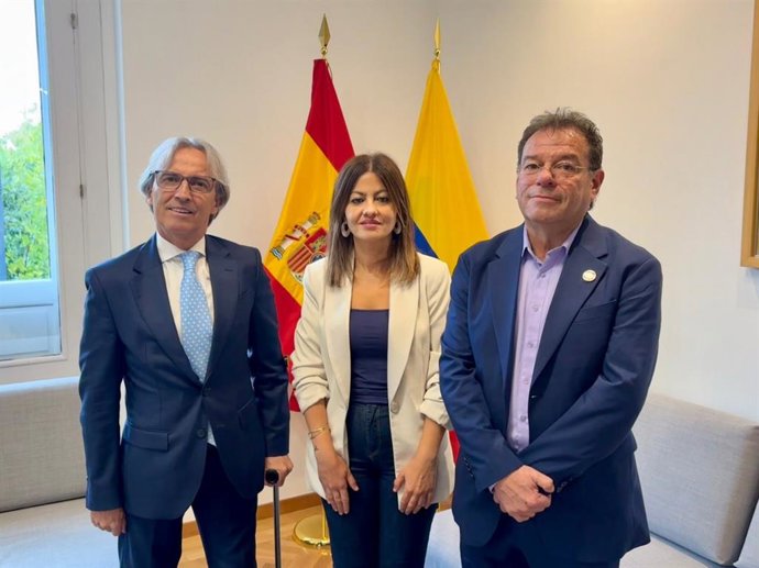 La ministra de Juventud e Infancia, Sira Rego, durante una reunión mantenida en la sede del ministerio con el director de Derechos Humanos y de Derecho Internacional Humanitario de la Cancillería de Colombia, Nelson Javier Restrepo Arango.