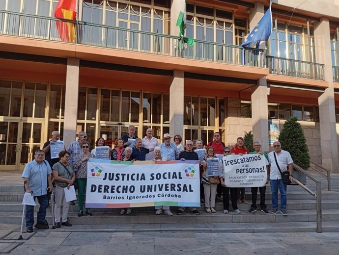 La Asociación Andaluza de Barrios Ignorados frente al Ayuntamiento de Córdoba.
