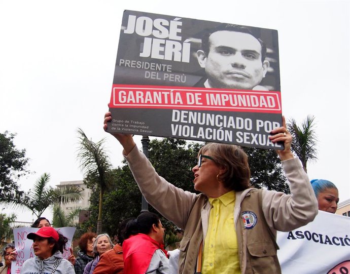 15 de outubro de 2025, Lima, Lima, Peru: "José Jeri, denunciado por estupro" pode ser lido em um cartaz quando milhares de manifestantes saíram às ruas de Lima mais uma vez contra o novo presidente do Peru, José Jeri, que enfrentou acusações de estupro há