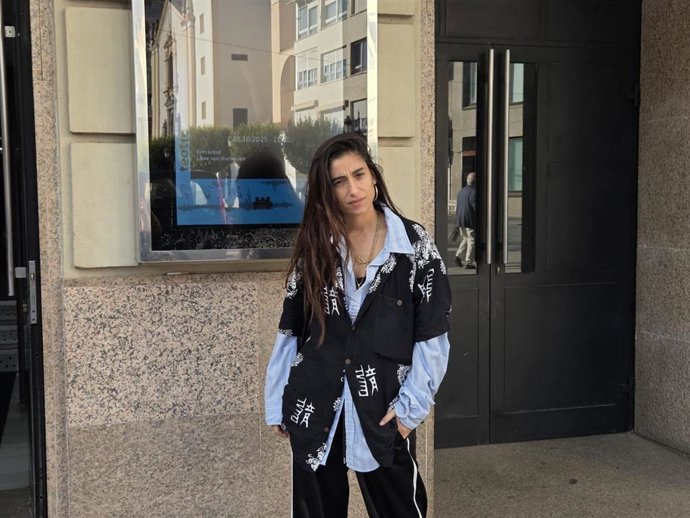 La actriz Carolina Yuste junto a la puerta del Teatro López de Ayala de Badajoz