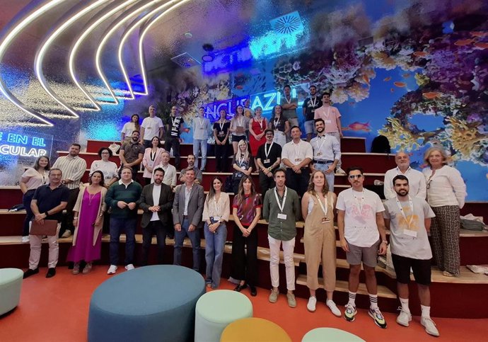 Foto de grupo de los participantes al Ocean Hackathon 2025 en Zona Franca de Cádiz