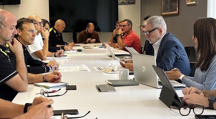 El alcalde de Lleida, Fèlix Larrosa, y la teniente de alcalde y regidora de Seguridad, Movilidad y Civismo, Cristina Morón, en la reunión con mandos de la Guàrdia Urbana