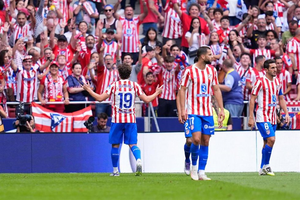 El delantero del Atlético de Madrid, Julián Álvarez, celebrando un gol con los aficionados de su equipo.
