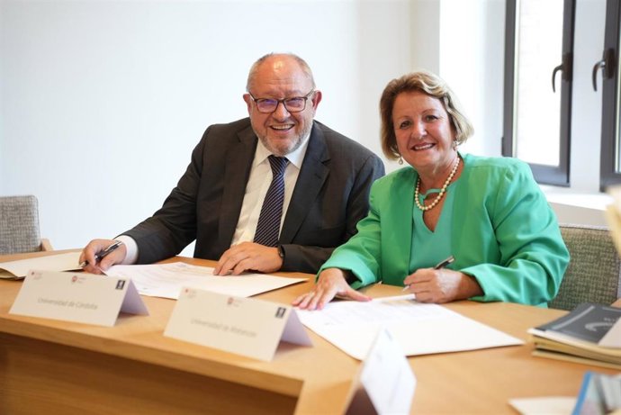 El rector de la UCO, Manuel Torralbo, en una de las firmas con las universidades cubanas.