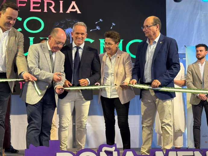 Martínez (centro), junto al resto de autoridades, en el corte de la cinta inaugural de la IV Feria de Ecoturismo.