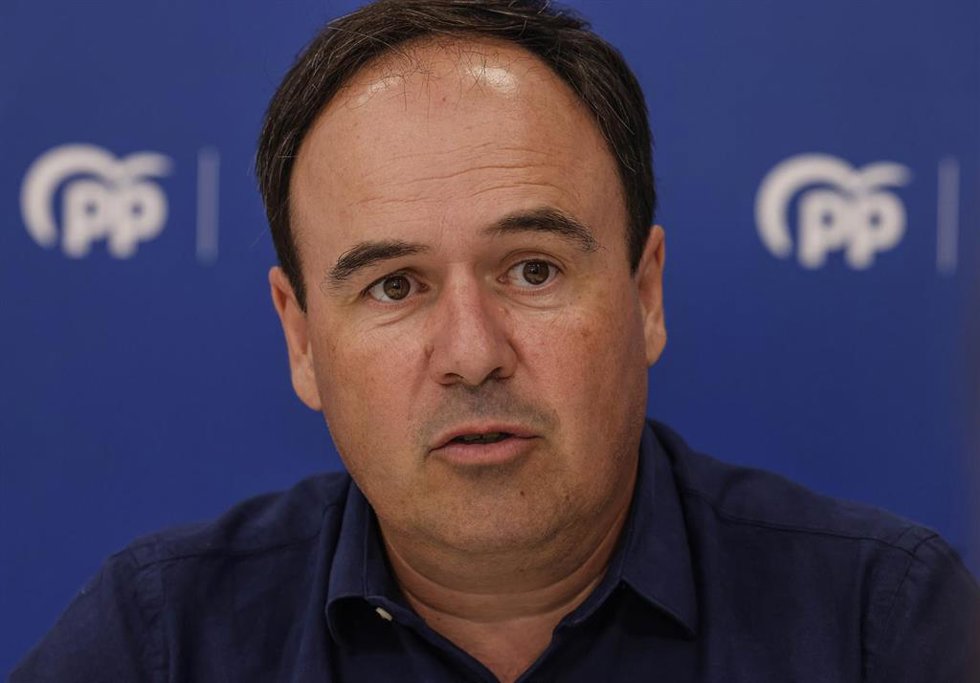 Archivo - Imagen de archivo del síndic del PP en Les Corts, Juanfran Pérez Llorca, durante una entrevista para Europa Press.