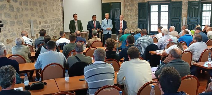 El presidente de la Diputación de Ávila, Carlos García, ha clausurado este viernes, junto al delegado territorial de la Junta de Castilla y León, José Francisco Hernández Herrero, y al diputado de Acción Territorial, José Luis del Nogal, el programa Monte