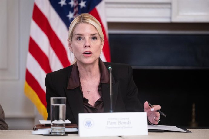 8 de outubro de 2025, Washington, Distrito de Columbia, EUA: A procuradora-geral dos Estados Unidos, Pam Bondi, discursa durante uma mesa redonda sobre antifa na Sala de Jantar do Estado da Casa Branca em Washington, DC, EUA, em 8 de outubro de 2025