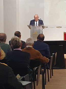 El consejero Gonzalo Santonja durante la clausura del Congreso sobre la Catedral de Segovia en su V Centenario de inicio