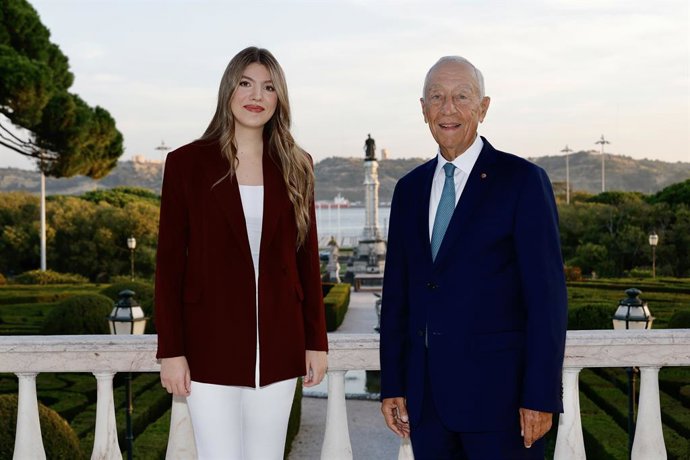 La Infanta Sofía ha acudido este viernes al Palacio de Belem, en Lisboa, para saludar al presidente de Portugal, Marcelo Rebelo de Sousa, aprovechando que se encuentran en la capital lusa cursando sus estudios universitarios.