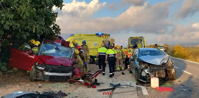 Los Bombers de la Generalitat rescatan a los heridos en un accidente en Montblanc (Tarragona)