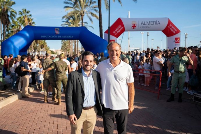 El concejal de Ciudad Activa, Movilidad Urbana y Deporte del Ayuntamiento de Almería, Antonio Casimiro, y el diputado provincial de Promoción Agroalimentaria, Carlos Sánchez, en la Minidesértica.