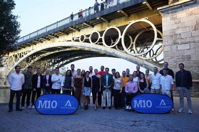 El presidente de la Junta de Andalucía, Juanma Moreno, en el acto de homenaje a los deportistas de élite integrantes del Programa Mentor 10.