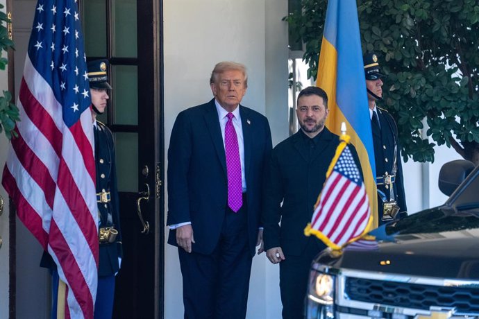WASHINGTON, 17 de outubro de 2025 -- O presidente dos EUA, Donald Trump (2º à esquerda), recebe o presidente ucraniano Volodymyr Zelensky na Casa Branca em Washington, D.C., Estados Unidos, em 17 de outubro de 2025: 1046182010, Licença: Rights-managed, Re