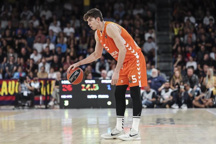 Sergio de Larrea, durante un partido con el Valencia Basket.