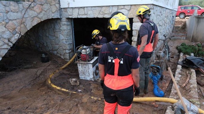 Efectivos de Bombers de la Generalitat trabajan en las zonas inundadas de Terres de l'Ebre (Tarragona)