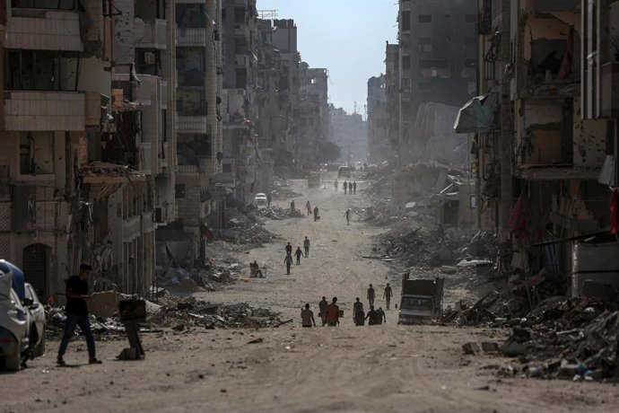 October 17, 2025, Gaza City, Gaza Strip, Palestinian Territory: Palestinians inspect their destroyed homes and neighborhood in the Al-Karama area of northern Gaza City, following the withdrawal of Israeli forces after the ceasefire agreement between Israe