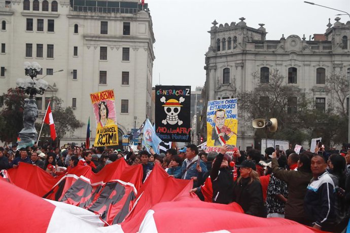 15 de outubro de 2025, Lima, PERU: Pessoas seguram um cartaz com o logotipo do popular mangá japonês One Piece, um símbolo adotado pela Geração Z durante um protesto contra o governo e o congresso, na Plaza San Martin