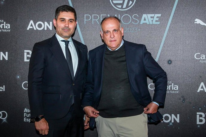 Archivo - David Aganzo, president of AFE and Javier Tebas, President of LaLiga pose for photo during the AFE (Spanish Soccer Players Association) awards ceremony at Real Casino de Madrid on November 06, 2023, in Madrid, Spain.
