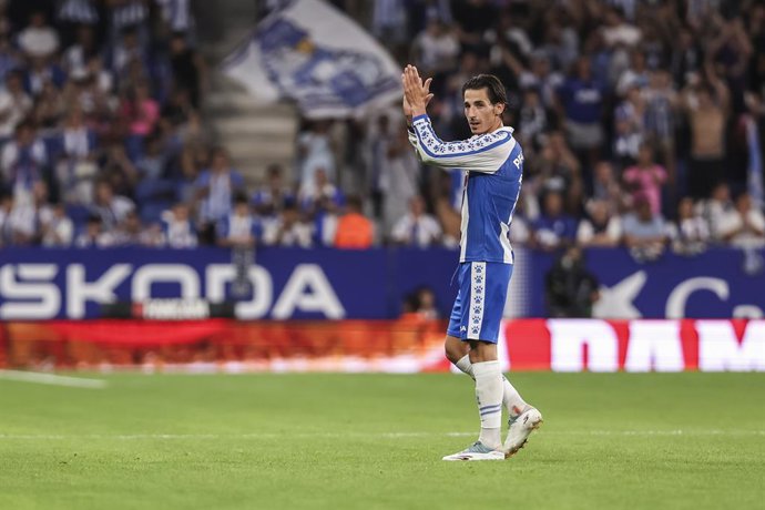 Archivo - Pere Milla, do RCD Espanyol, aplaude os torcedores durante a partida de futebol do Campeonato Espanhol, La Liga EA Sports, disputada entre RCD Espanyol e CA Osasuna no Estádio RCDE em 31 de agosto de 2025 em Cornella, Barcelona, Espanha.