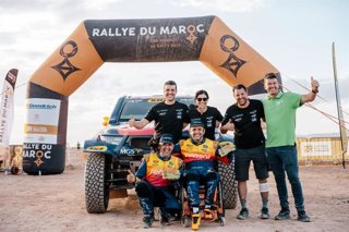 Isidre Esteve y Txema Villalobos, con el equipo Repsol Toyota Rally Team después del Rally de Marruecos 2025.
